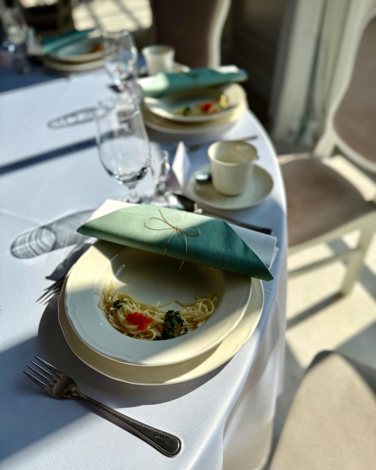 Danie weselne serwowane na eleganckiej zastawie
