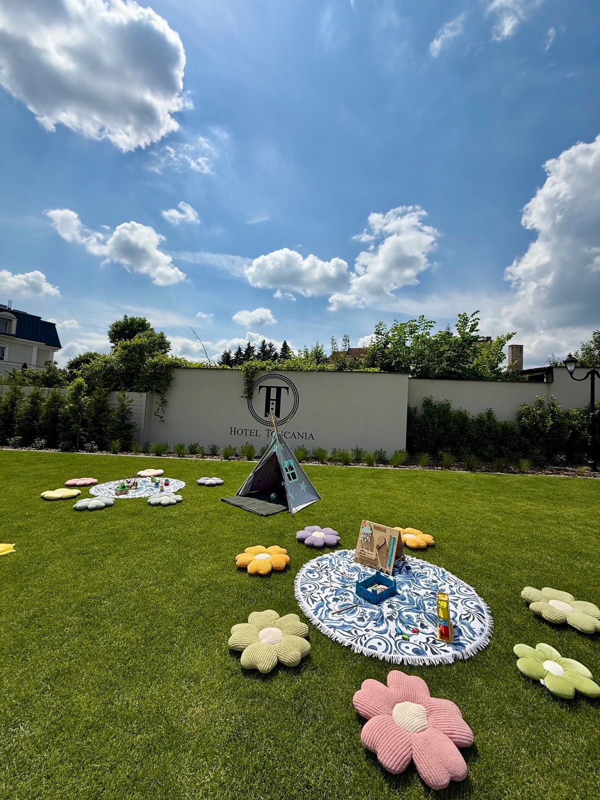 Piknik firmowy na trawniku przy hotelu Toscania