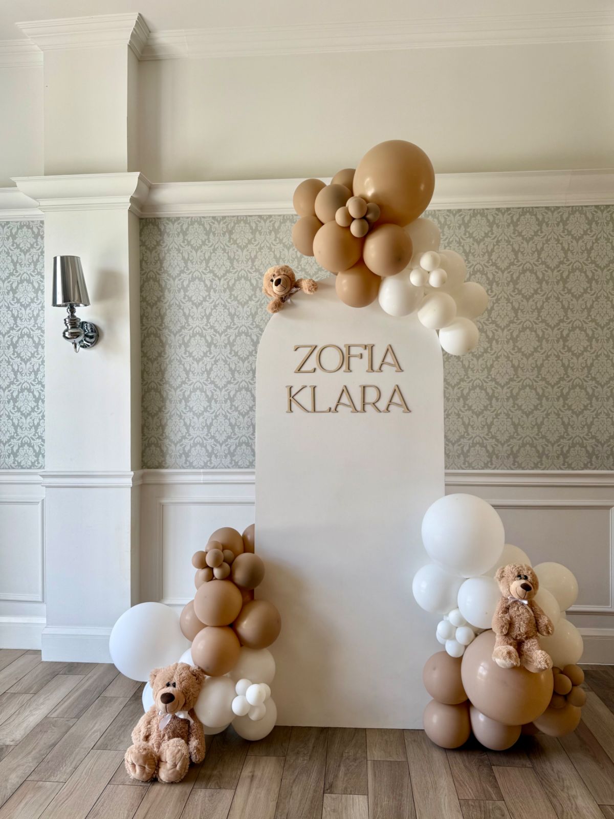 Nakryty stół na tarasie - romantyczna kolacja w Toscanii