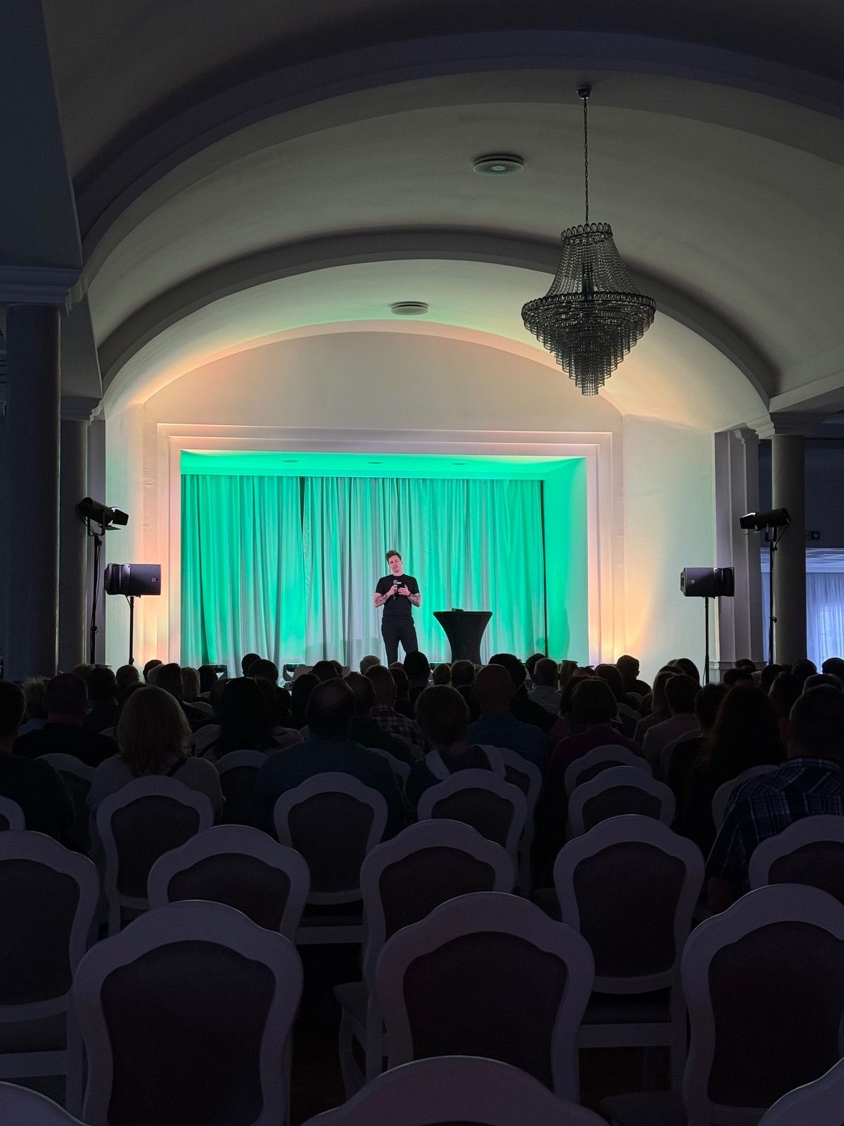 Duże wydarzenie w sali - scena i pełna widownia