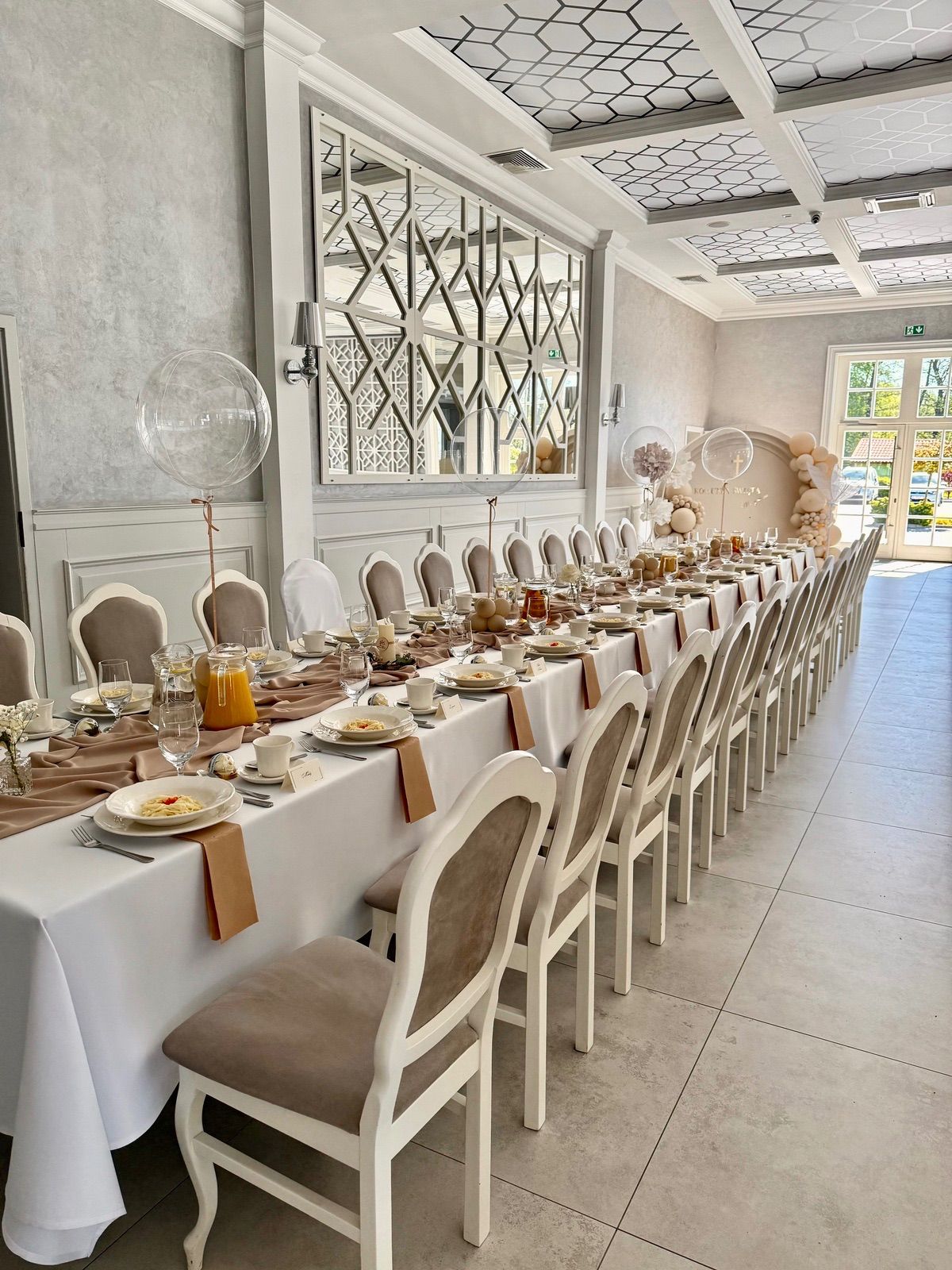 Długi stół rodzinny nakryty na przyjęcie w restauracji