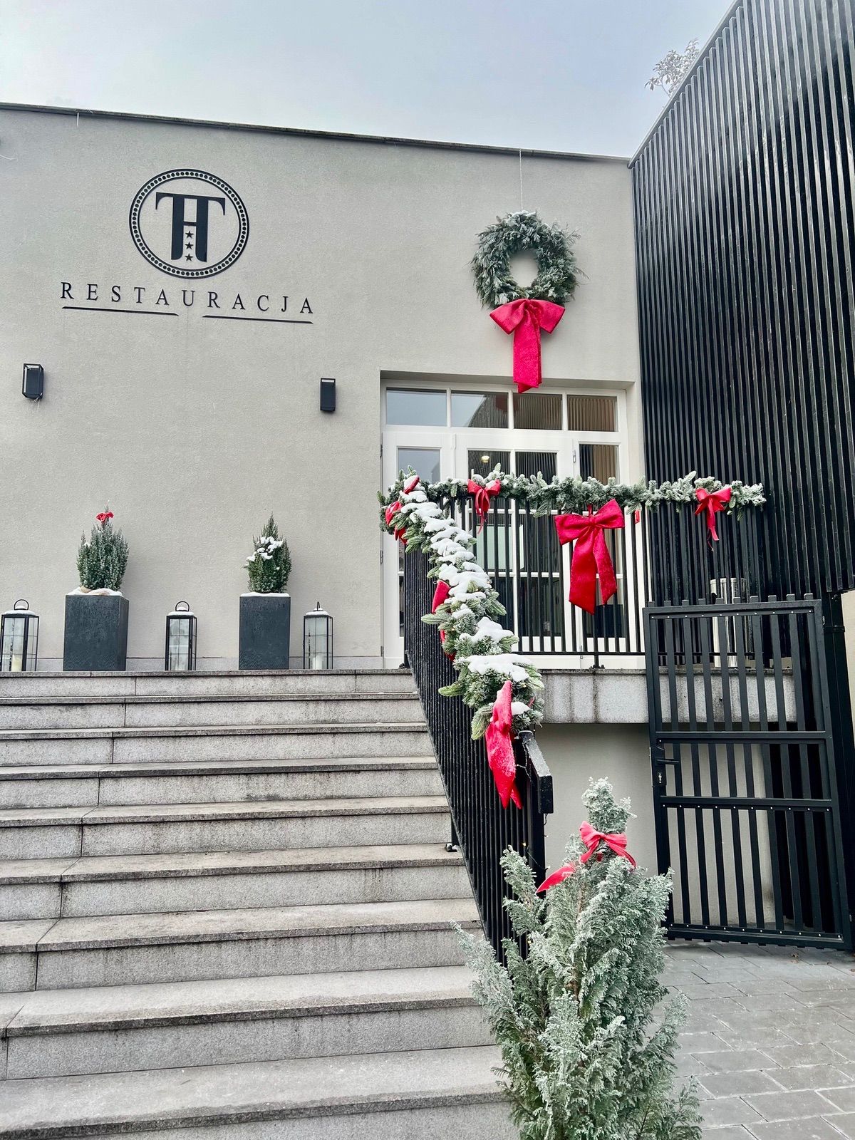 Świątecznie udekorowana fasada restauracji Toscania