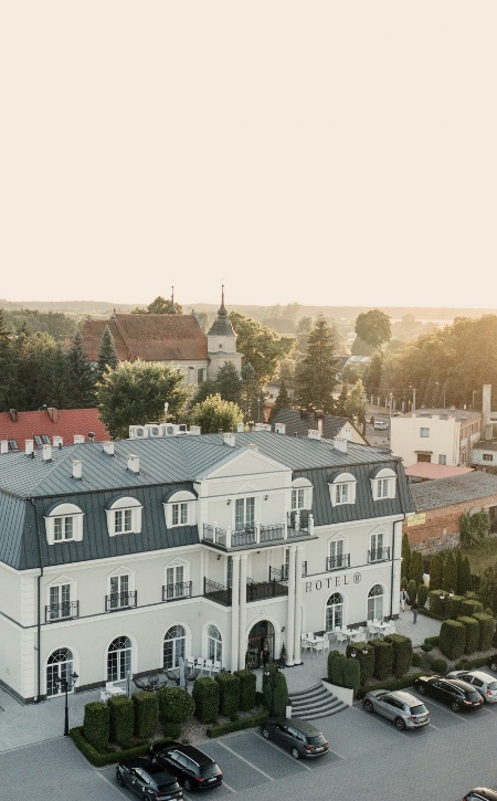 Hotel Toscania in Włoszakowice aus der Vogelperspektive - Hotelgebäude, Schloss und grüne Umgebung bei Leszno