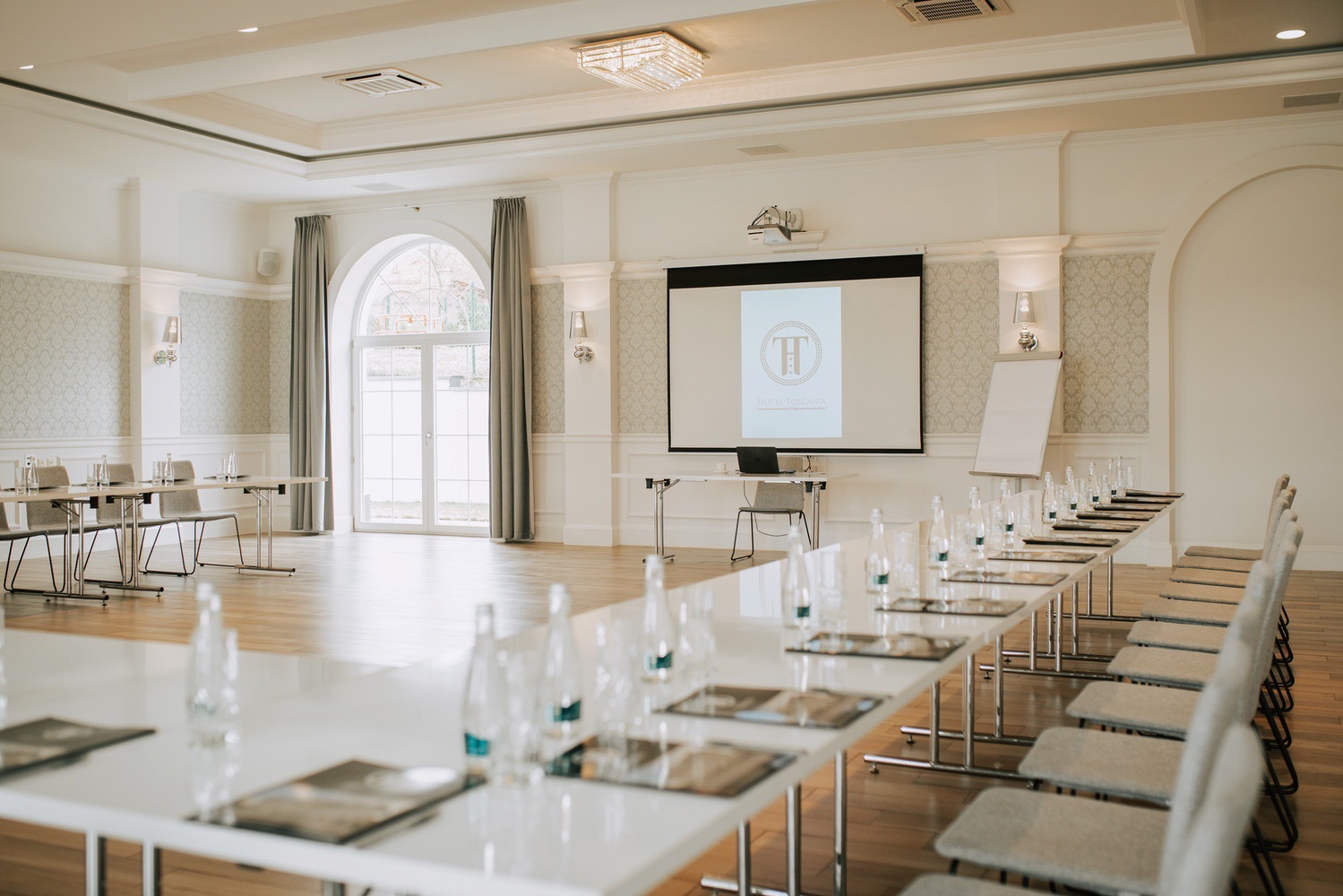 Sala konferencyjna w układzie teatralnym z ekranem i projekcją