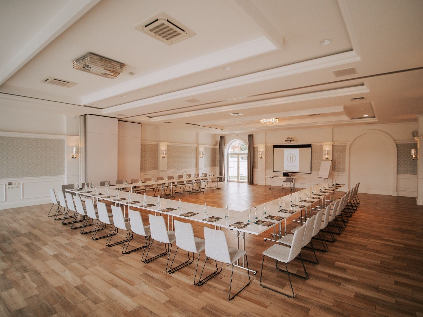 Sala konferencyjna Hotelu Toscania w układzie podkowy - pełne 180 m² z dziennym światłem