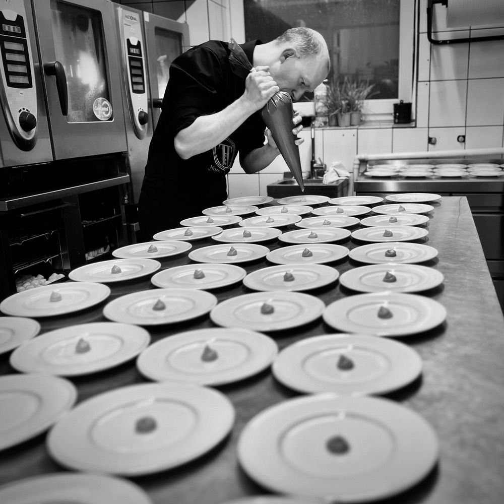 Der Küchenchef des Restaurants Toscania beim Anrichten