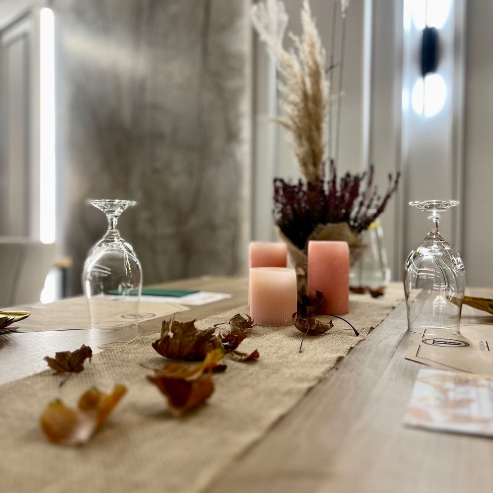 Elegancko nakryty stół na urodziny w Restauracji Toscania