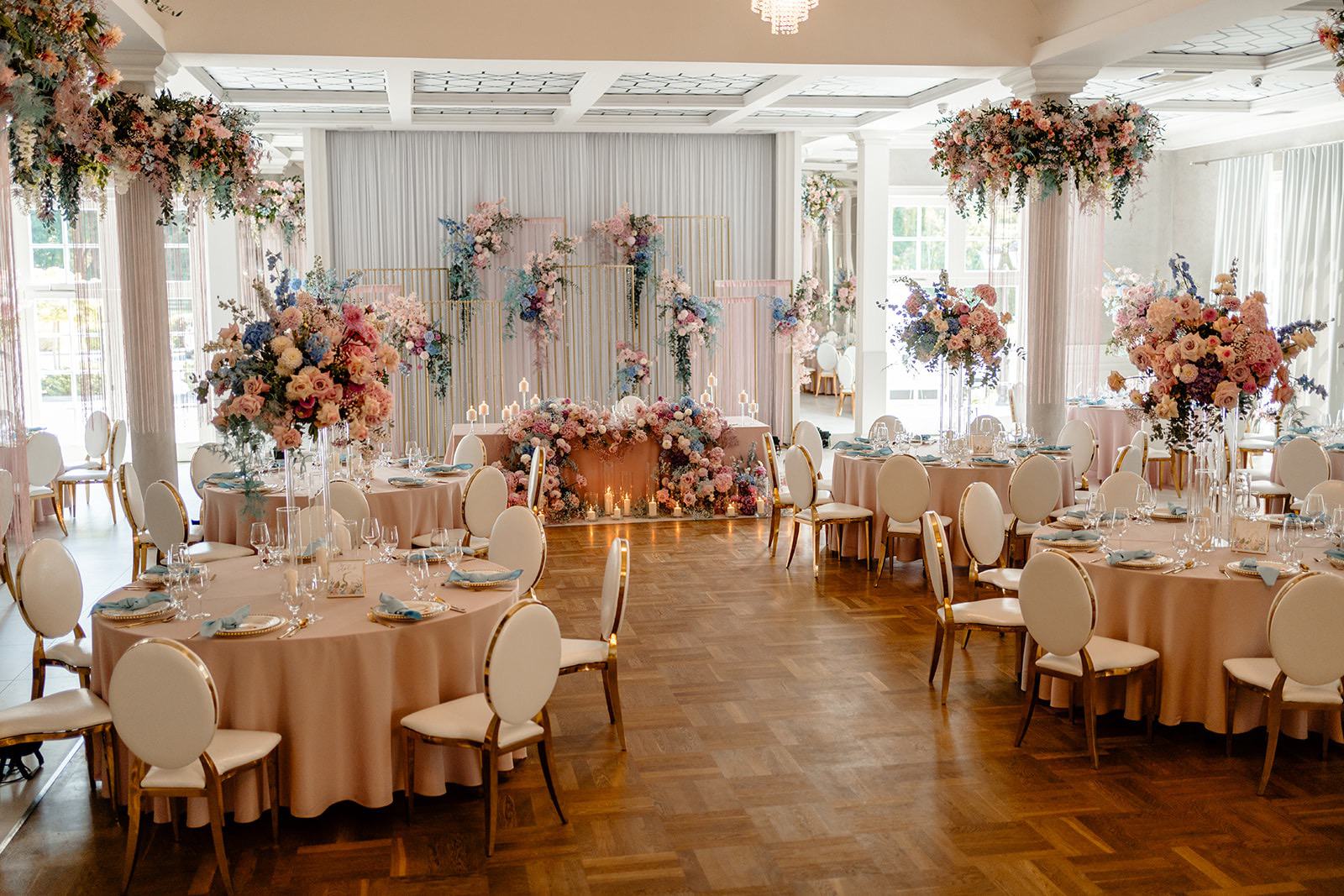 Der Ballsaal des Hotels Toscania - eine Hochzeitstischanordnung mit hohen Blumengestecken
