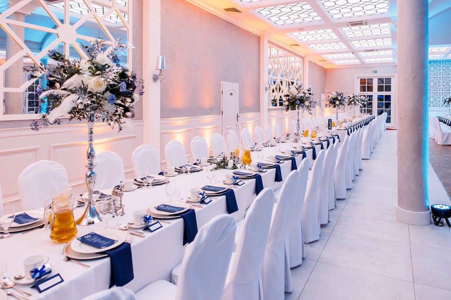 Ein gedeckter Banketttisch im Ballsaal des Hotels Toscania