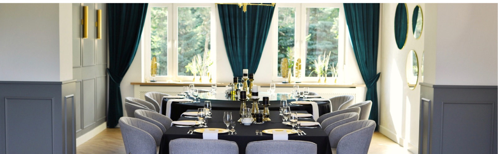 Ein Tagungsraum im Hotel Toscania in eleganter Gestaltung mit rundem Tisch